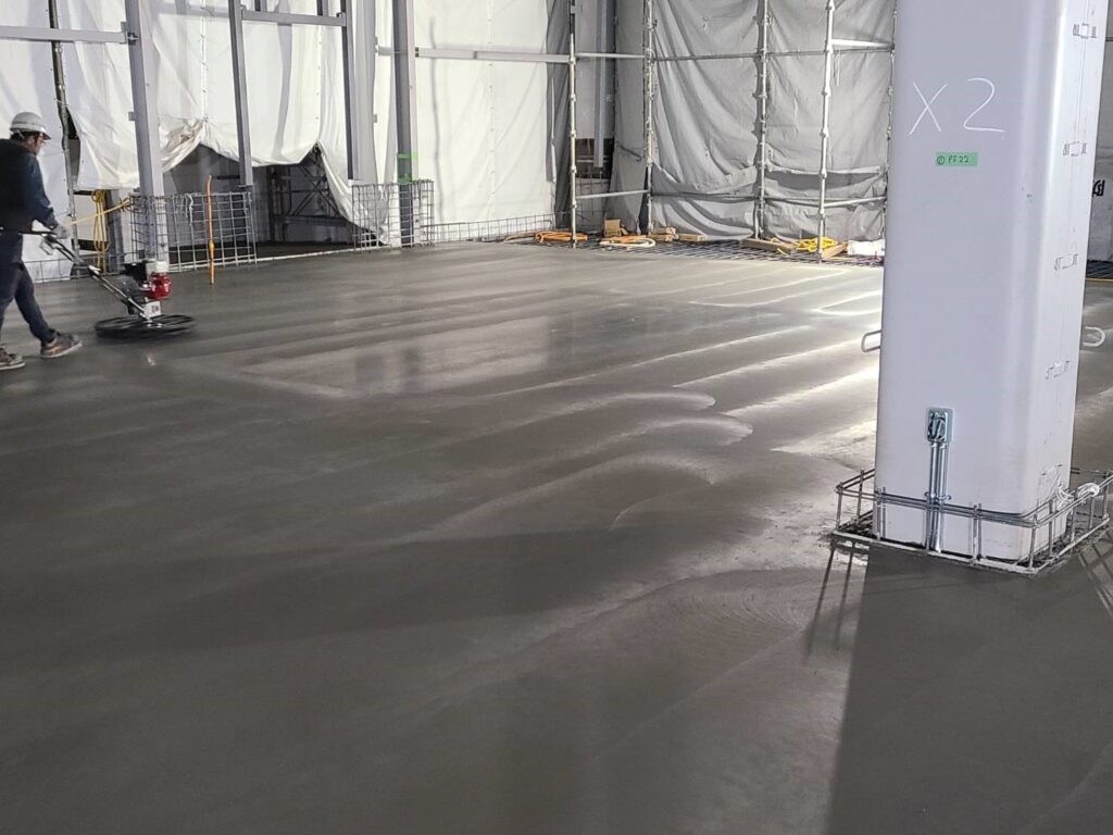 工場の鏡面作業